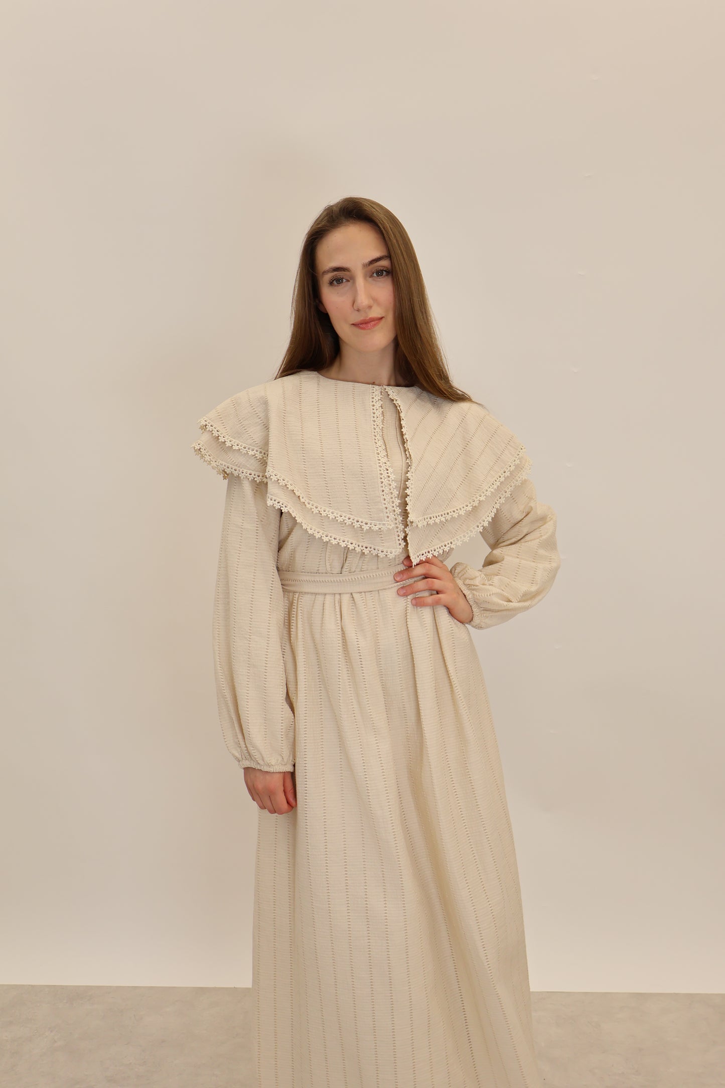 Kleid mit Spitze Beige