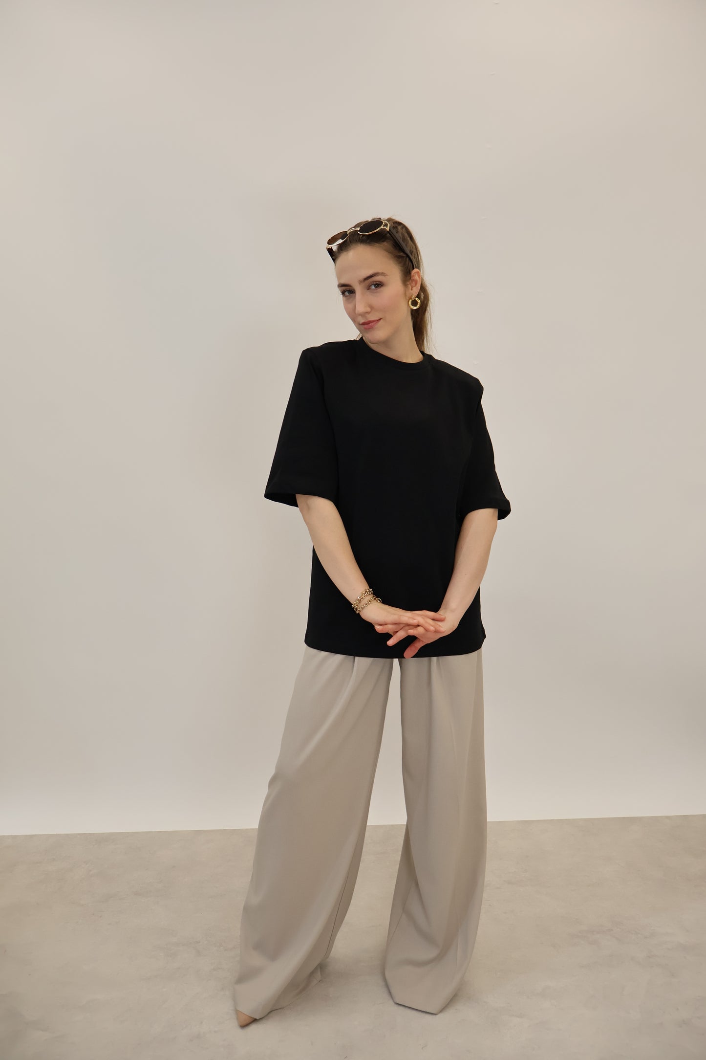 T-Shirt mit Schulterpolster Schwarz